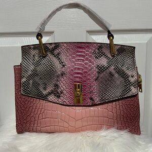 💗‎ *NWT* Elegant Pink Crocodile Pattern Handbag